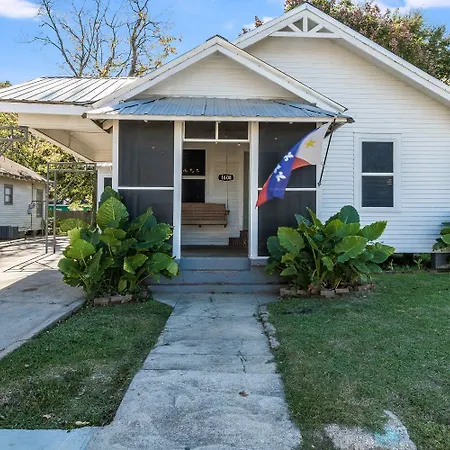 Corporate Comfort In Freetown - Port Rico: Spacious Homes For Work Crews